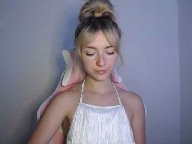 LuciaGlow online show from August 12, 1:35 pm