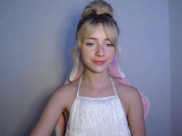 LuciaGlow online show from August 12, 2:41 pm