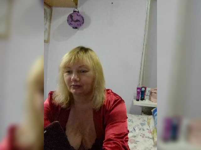 LucyAlexis online show from August 3, 4:25 pm