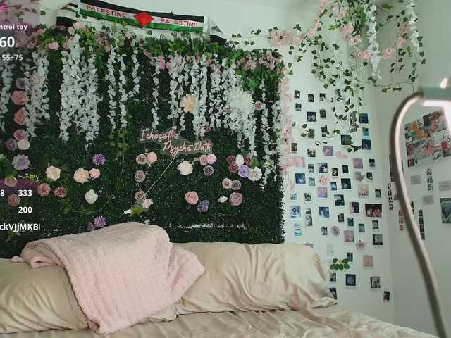 LyraCovee online show from August 6, 1:37 am