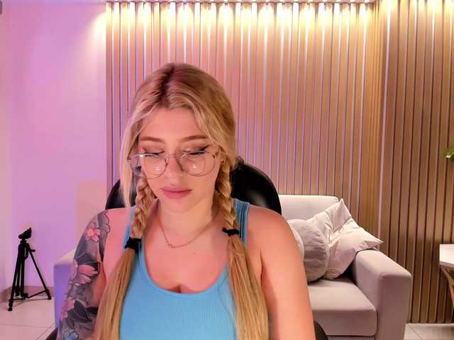 MadisonKane online show from August 9, 11:22 am