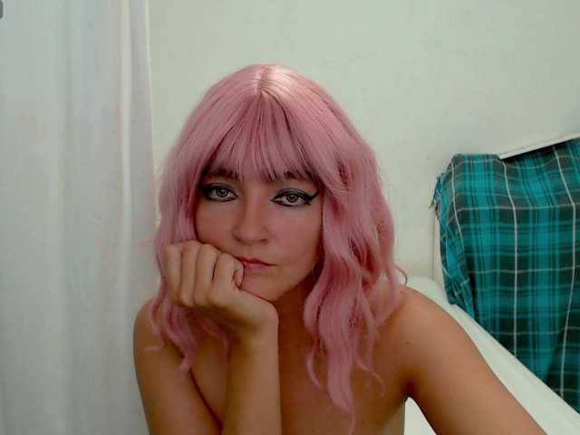 MagicPinkLola online show from August 4, 6:32 am