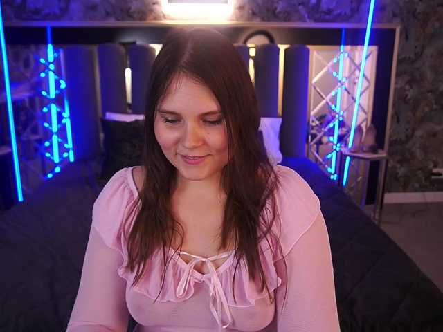 MagneticQueenn online show from August 10, 5:25 pm