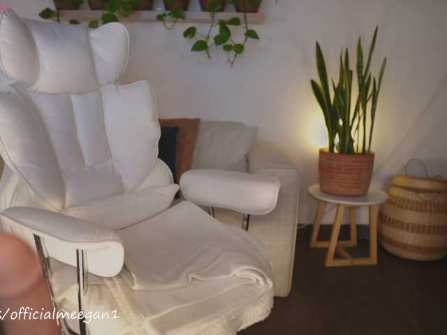 Meegan online show from August 10, 9:49 pm