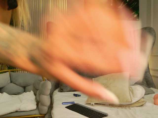 MeganXDesire online show from August 3, 6:31 am
