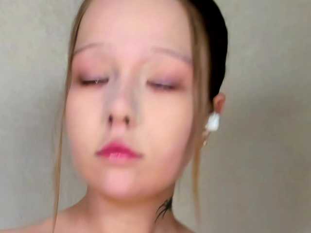 MelMooon online show from July 9, 8:58 pm