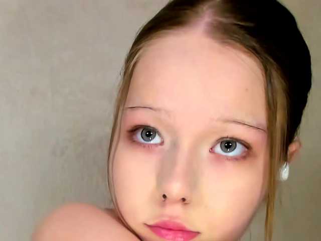 MelMooon online show from July 11, 8:59 pm