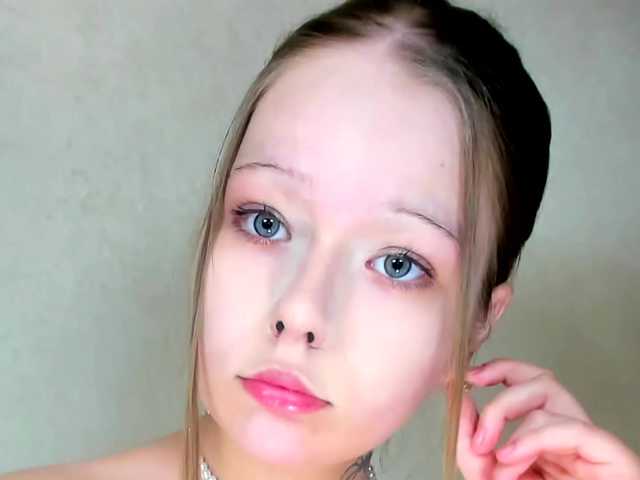 MelMooon online show from July 24, 9:51 pm
