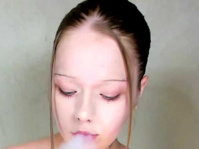 MelMooon online show from August 2, 9:22 pm