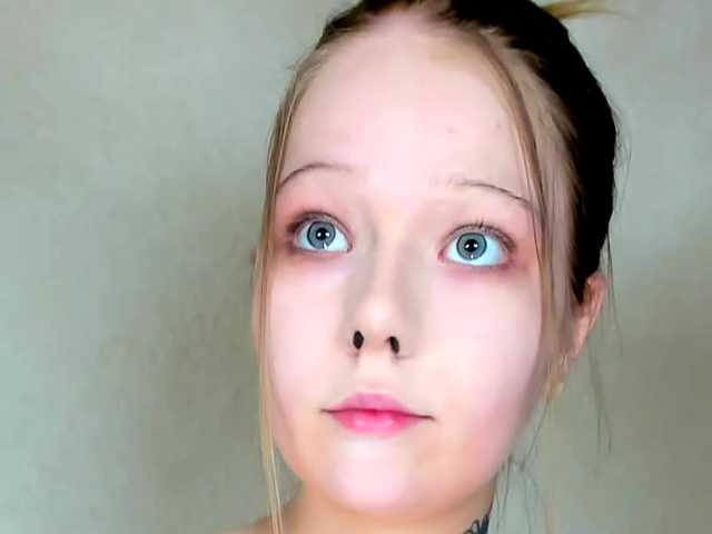 MelMooon online show from August 10, 8:21 pm