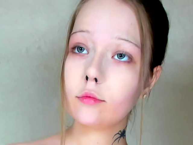 MelMooon online show from August 12, 11:18 pm