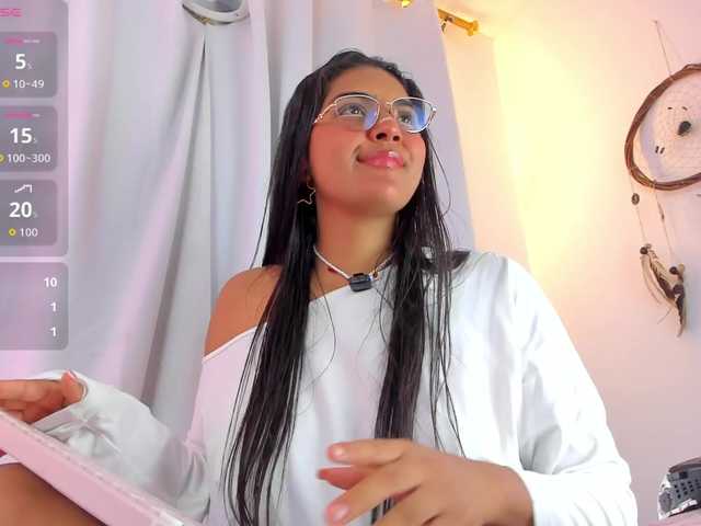 Melodymoore online show from August 9, 1:39 am