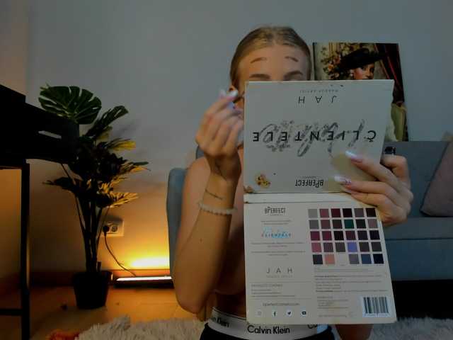 Mia-Milan18 online show from August 7, 6:24 am