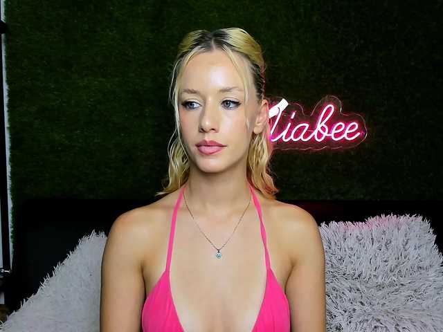 MiaBeeX online show from August 3, 7:26 am