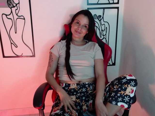 MiaRobinn online show from August 7, 9:15 pm