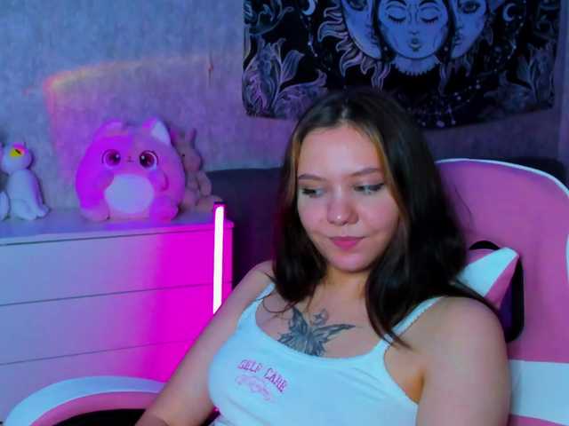 MikaMoony online show from August 6, 8:08 pm