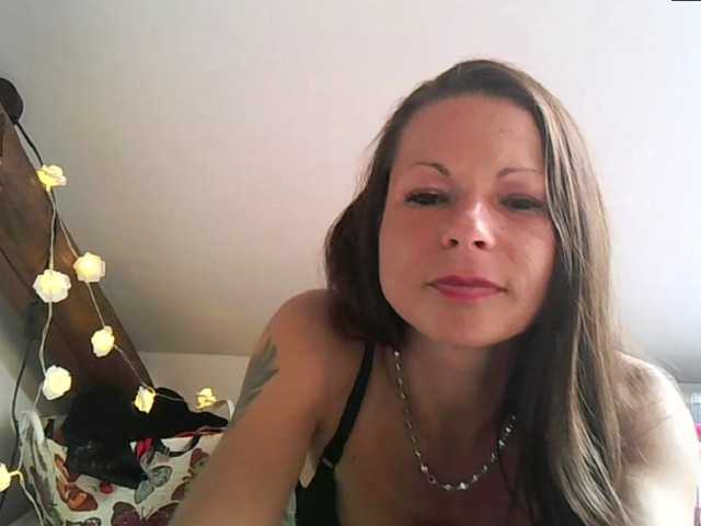MilfNinna online show from July 24, 9:23 am