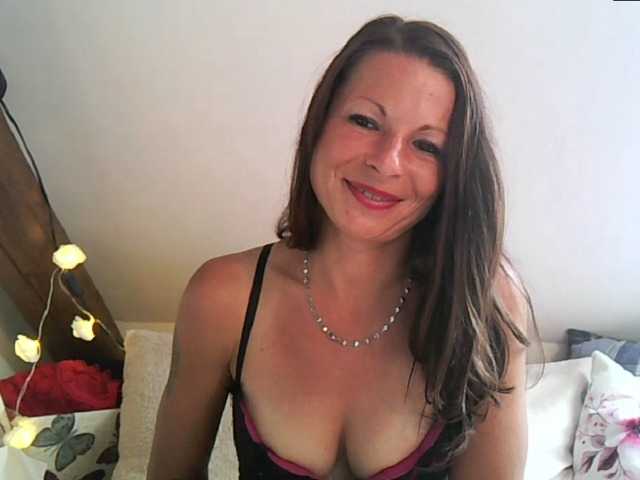 MilfNinna online show from August 4, 8:11 am