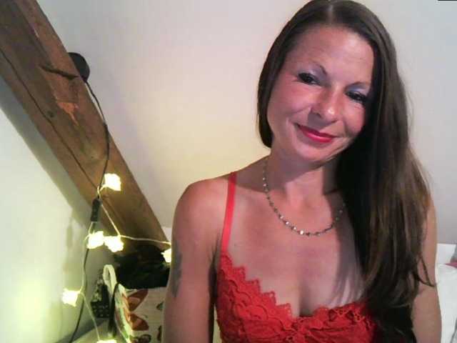 MilfNinna online show from August 8, 7:36 pm