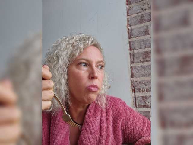 MoonKitten online show from September 9, 1:30 pm