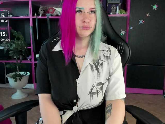 Neon-Baddie online show from August 4, 8:44 am