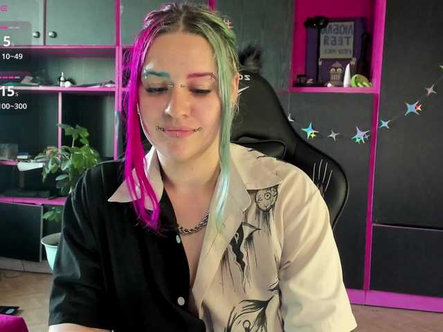 Neon-Baddie online show from August 7, 12:05 pm