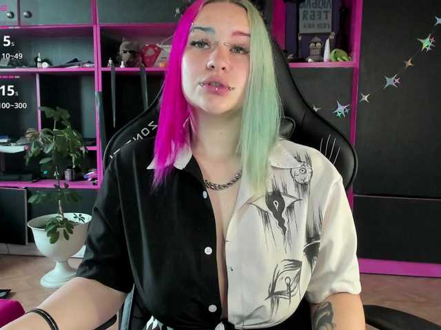 Neon-Baddie online show from August 8, 8:25 am
