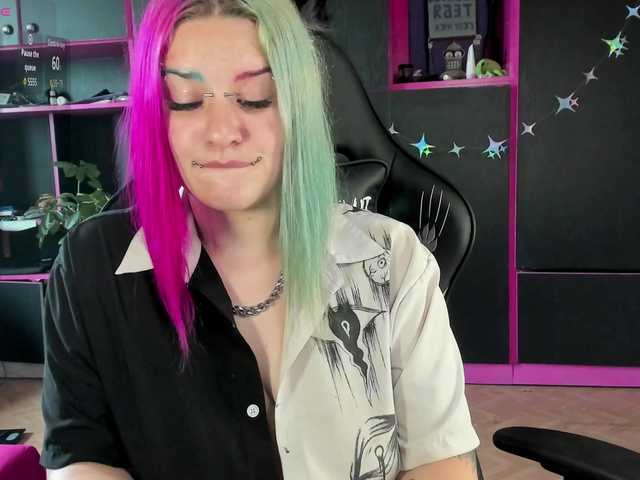 Neon-Baddie online show from August 8, 10:37 am