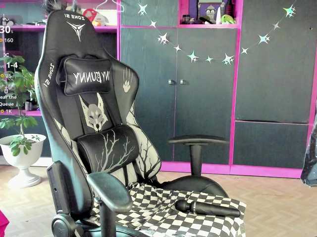 Neon-Baddie online show from August 13, 8:28 am