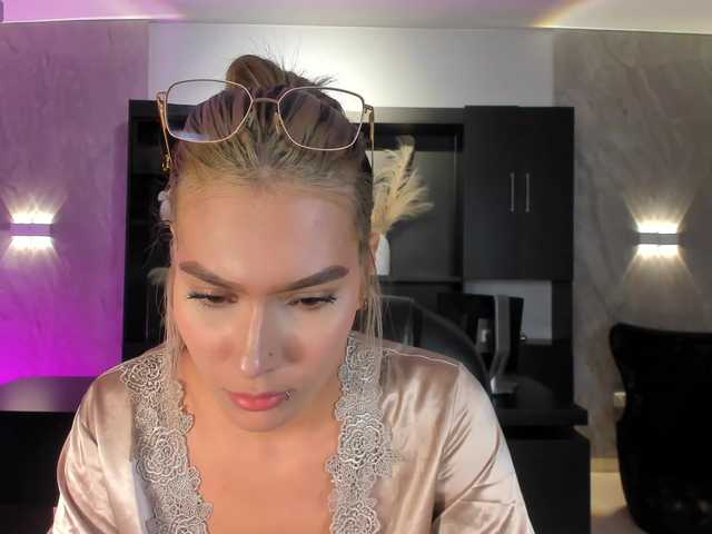 NiaSalvatore online show from August 12, 9:50 pm
