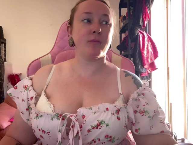 NylonQueen online show from August 3, 1:29 pm