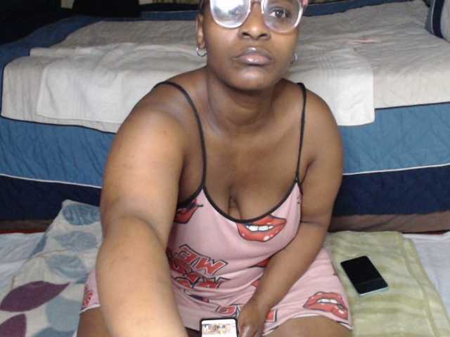 Prettybkack25 online show from August 3, 11:56 pm