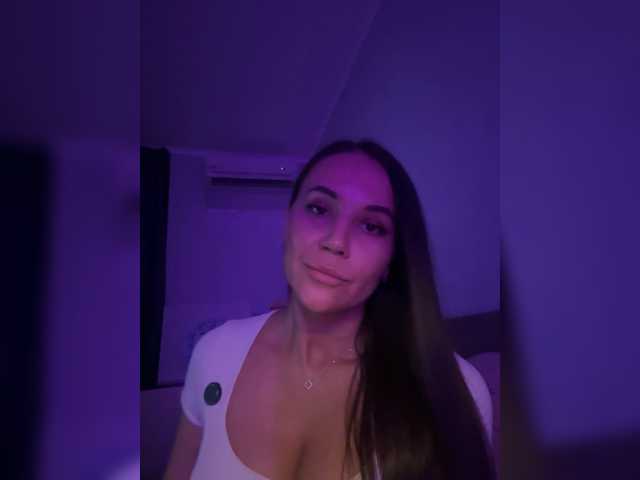 QWEENII online show from August 7, 10:43 pm