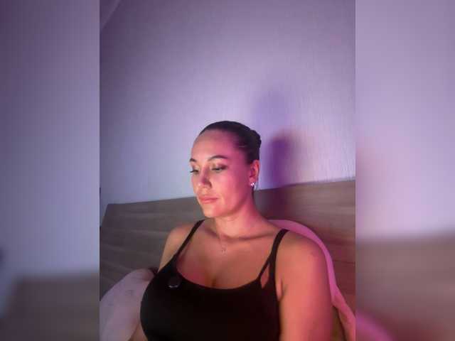 QWEENII online show from August 8, 10:32 pm