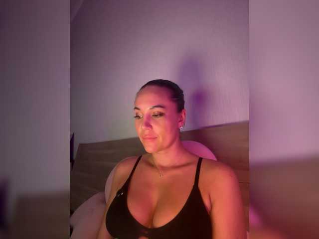 QWEENII online show from August 8, 11:38 pm