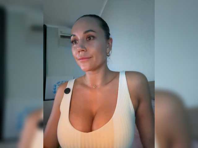 QWEENII online show from August 10, 8:21 pm