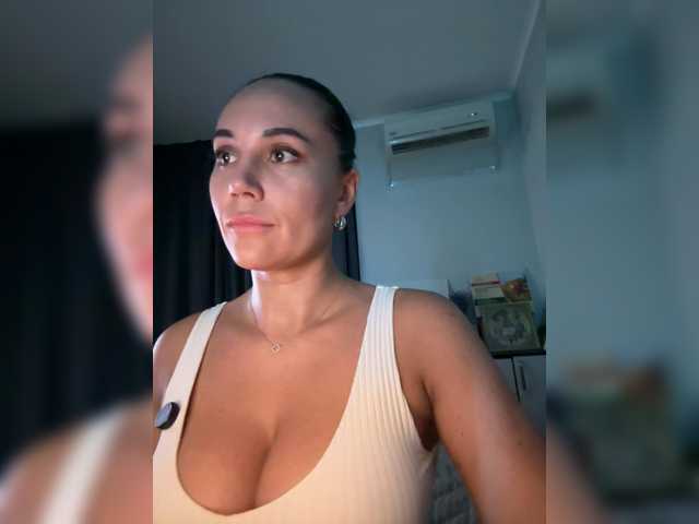 QWEENII online show from August 10, 11:39 pm