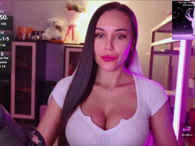 QWEENII online show from August 13, 3:59 pm