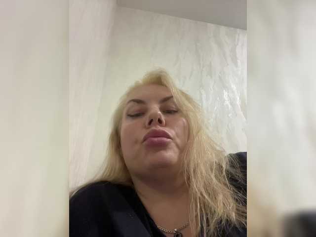 RobinLili online show from July 2, 6:53 pm