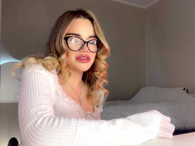 RosalindRayas online show from August 11, 9:33 am