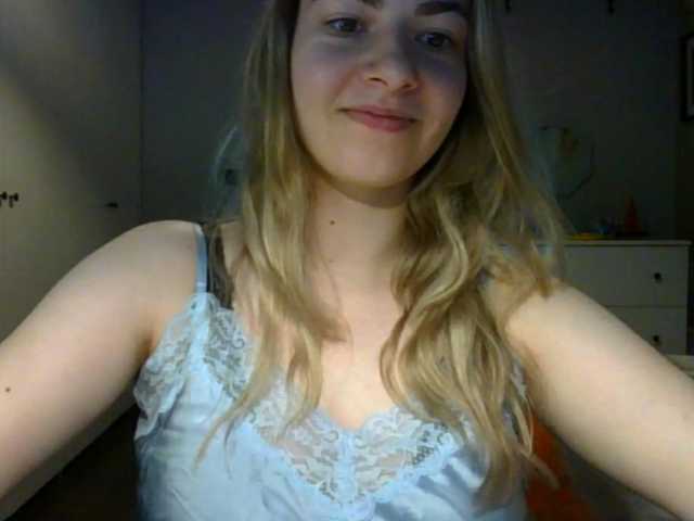 RosieJune online show from August 5, 9:40 am