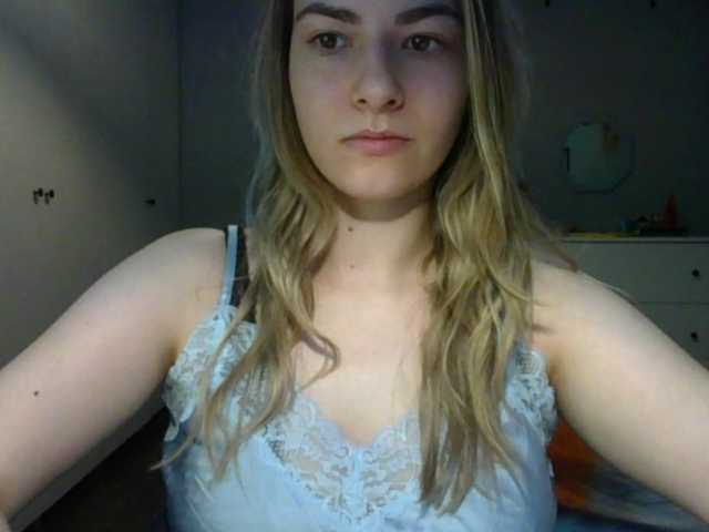RosieJune online show from August 7, 10:04 am