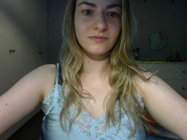 RosieJune online show from August 7, 11:10 am