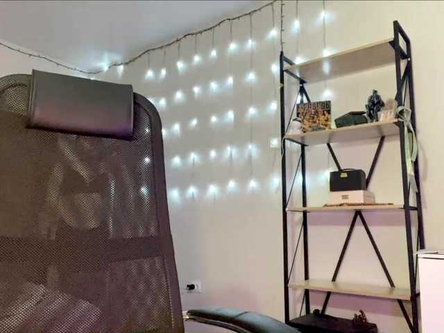 RosyCrisper online show from August 6, 5:56 pm