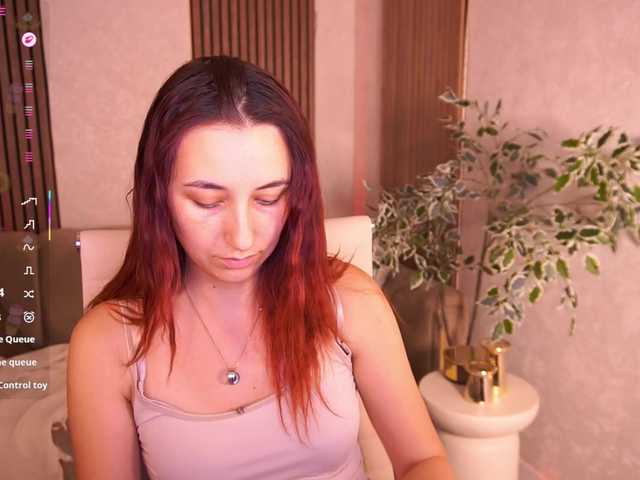 RoxyRayy online show from July 29, 4:14 pm
