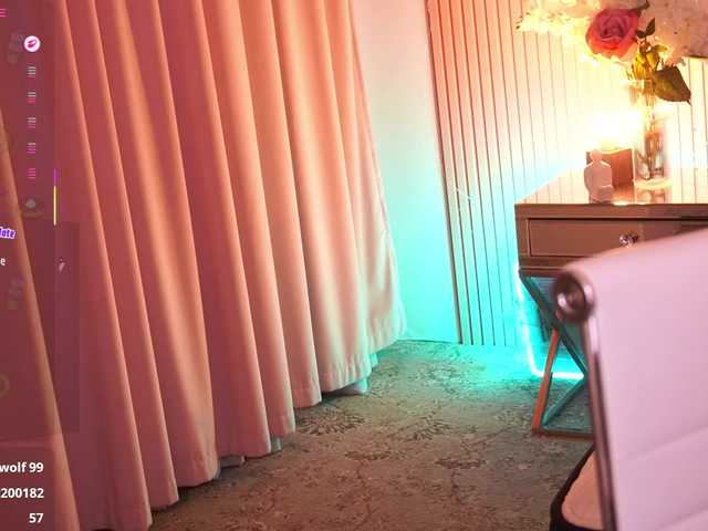 RoxyRayy online show from August 3, 1:01 am