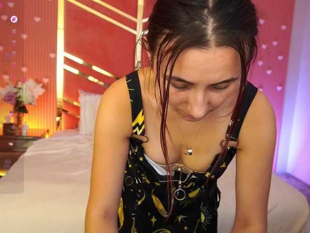 RoxyRayy online show from August 5, 3:43 pm