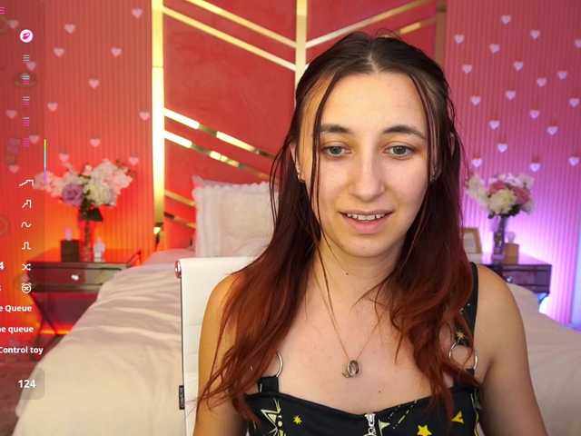 RoxyRayy online show from August 5, 9:24 pm