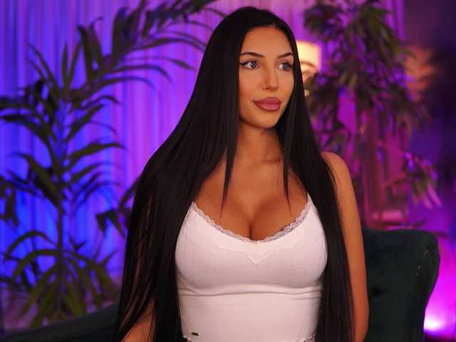 SalmaJade online show from August 12, 6:10 pm