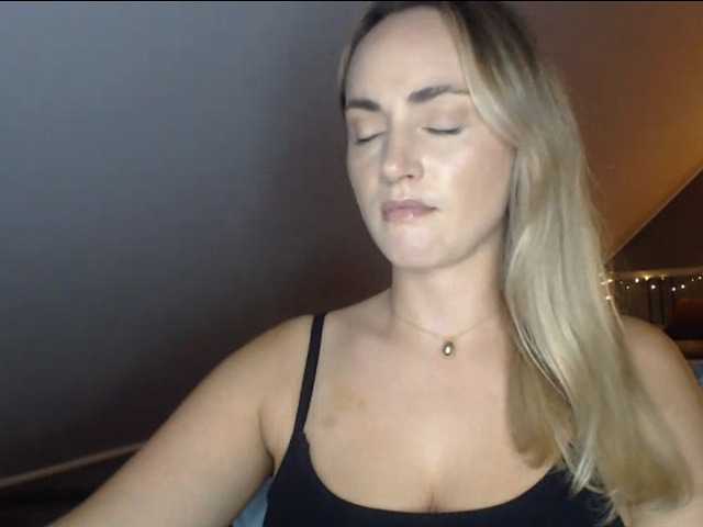 ScarlettXQueen online show from August 6, 5:23 pm